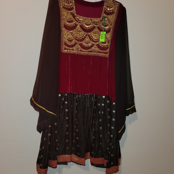 A boho dress with banarasi and a balur fabric type dress. Vantage - Picture 2 of 5